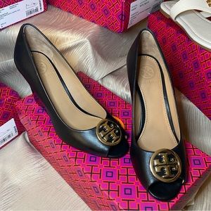 Tory Burch Benton Peep Toe Wedge Sz 5 Blk & Gold